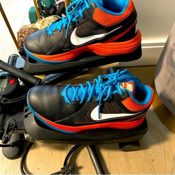 Nike Basketball Sneakers! Mens Size 10 - Picture 2 of 7